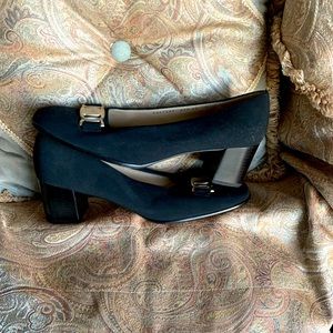 Salvatore Ferragamo size 10(US) black pumps.